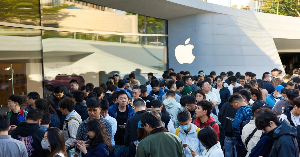 iPhone Duo launch day: Lines form at Apple Stores, walk-in availability