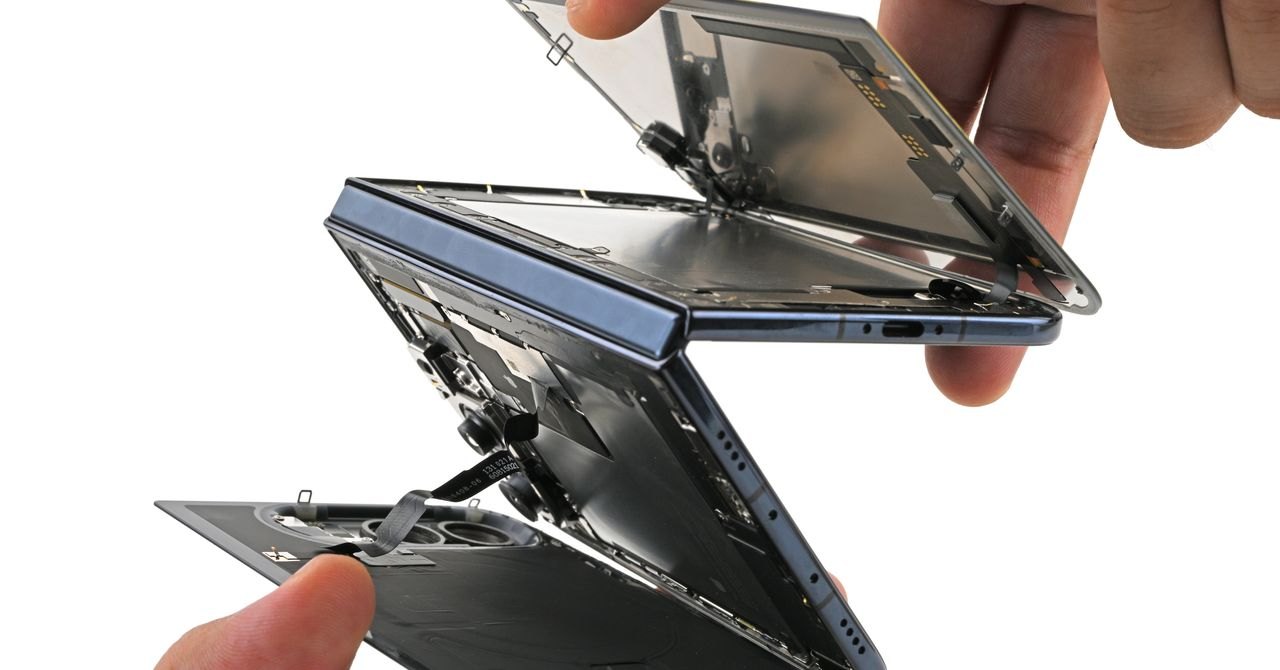 Some iPhone Duo Models Are Breaking. iFixit’s Teardown Might Explain Why