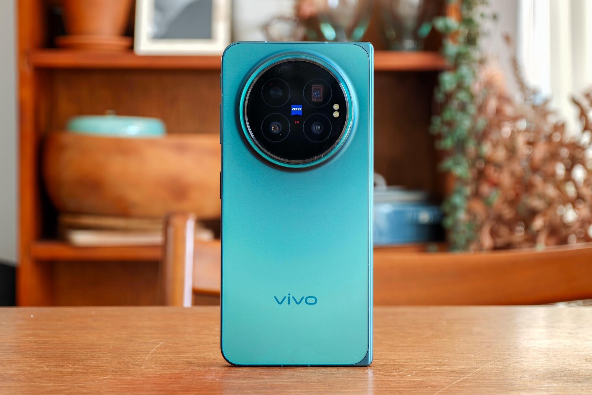 Vivo’s X Fold 6 accidentally feels like a throwback